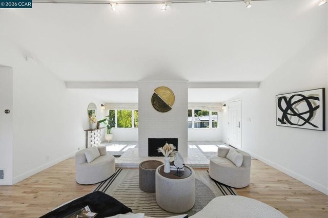 102 Hillcrest Dr, Orinda, CA 94563