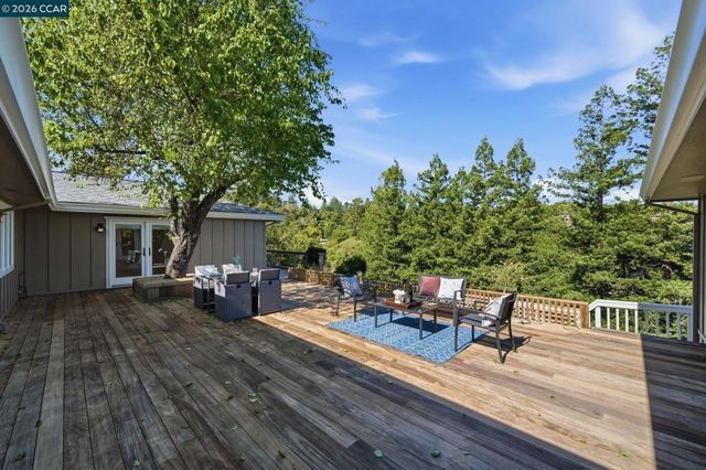 102 Hillcrest Dr, Orinda, CA 94563