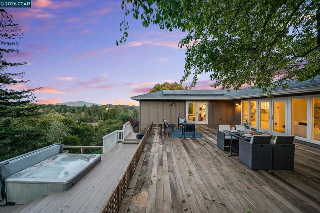 102 Hillcrest Dr, Orinda, CA 94563