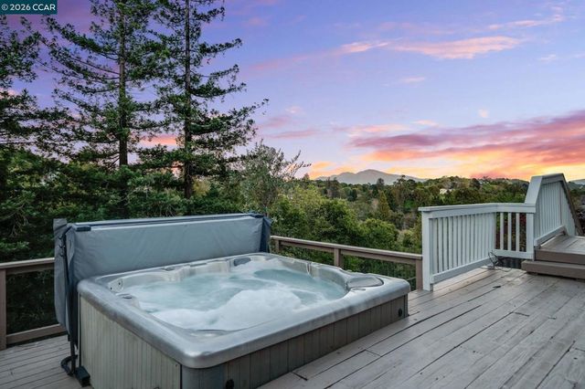 102 Hillcrest Dr, Orinda, CA 94563