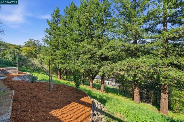 102 Hillcrest Dr, Orinda, CA 94563