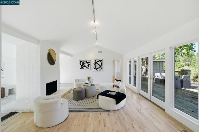 102 Hillcrest Dr, Orinda, CA 94563