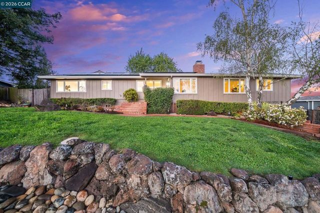 102 Hillcrest Dr, Orinda, CA 94563