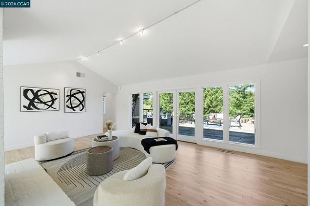 102 Hillcrest Dr, Orinda, CA 94563