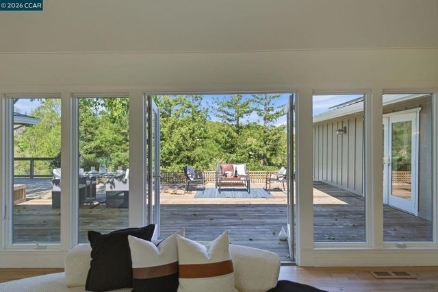 102 Hillcrest Dr, Orinda, CA 94563