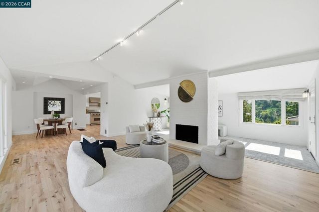 102 Hillcrest Dr, Orinda, CA 94563