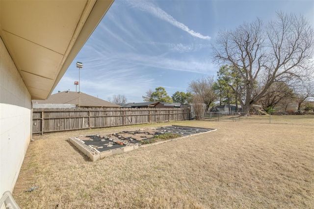 941 NW 32nd Street, Moore, OK 73160