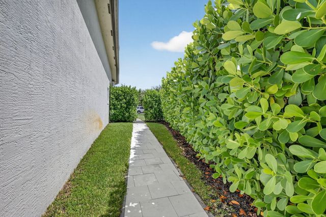 16892 Strasbourg Lane, Delray Beach, FL 33446