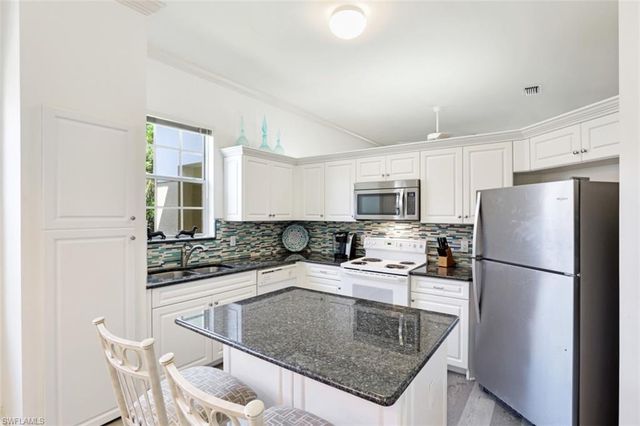 600 L Ambiance CIR 6, Naples, FL 34108
