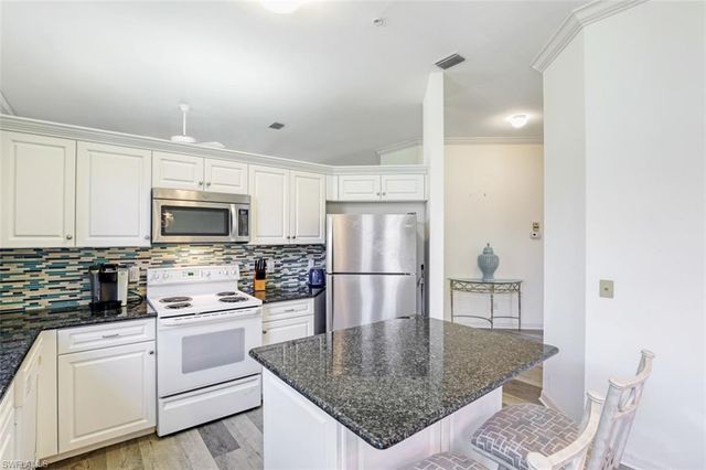 600 L Ambiance CIR 6, Naples, FL 34108