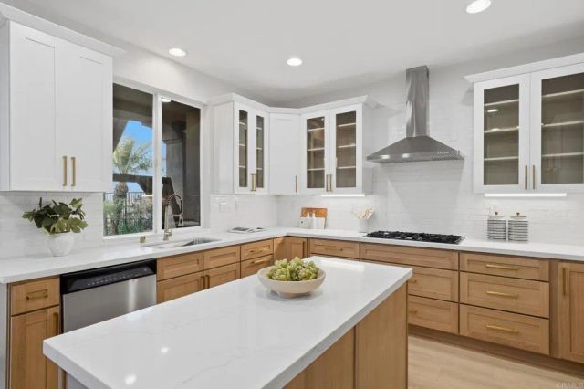 925 Bridgeport Court, San Marcos, CA 92078