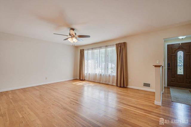 12 Dixon Drive, Woodbridge Proper, NJ 07095