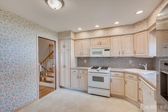 12 Dixon Drive, Woodbridge Proper, NJ 07095