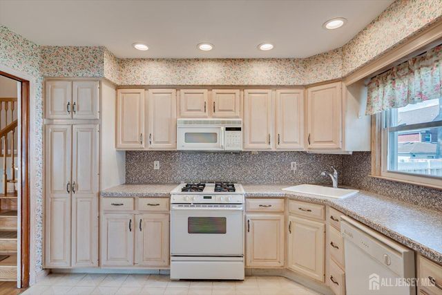 12 Dixon Drive, Woodbridge Proper, NJ 07095