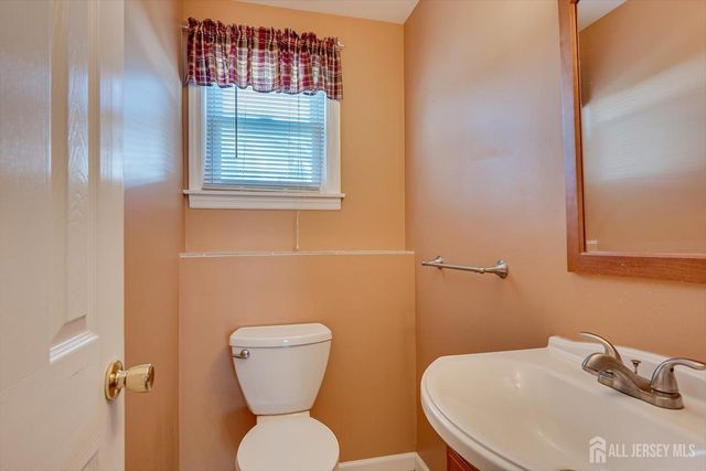 12 Dixon Drive, Woodbridge Proper, NJ 07095