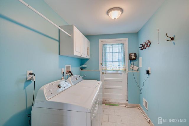 12 Dixon Drive, Woodbridge Proper, NJ 07095