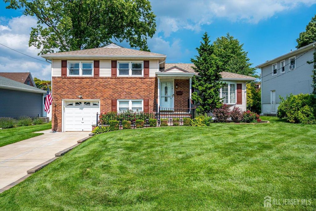 12 Dixon Drive, Woodbridge Proper, NJ 07095