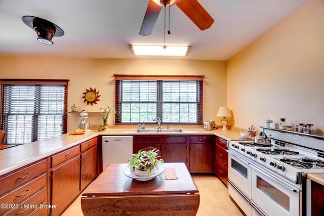2305 Reuben Smith Rd, Loretto, KY 40037