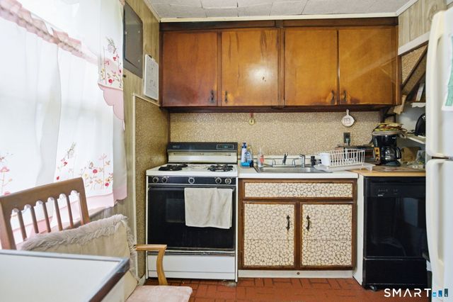71 Cupheag Crescent, Stratford, CT 06614