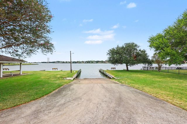 631 Bayview Drive, El Lago, TX 77586