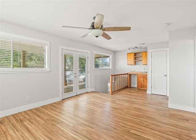 327 S Station St, Port Aransas, TX 78373