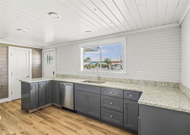 327 S Station St, Port Aransas, TX 78373