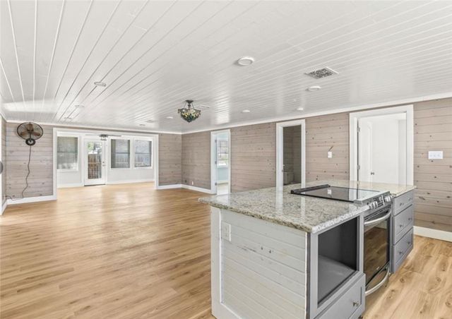 327 S Station St, Port Aransas, TX 78373