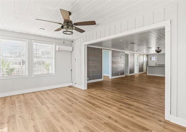 327 S Station St, Port Aransas, TX 78373