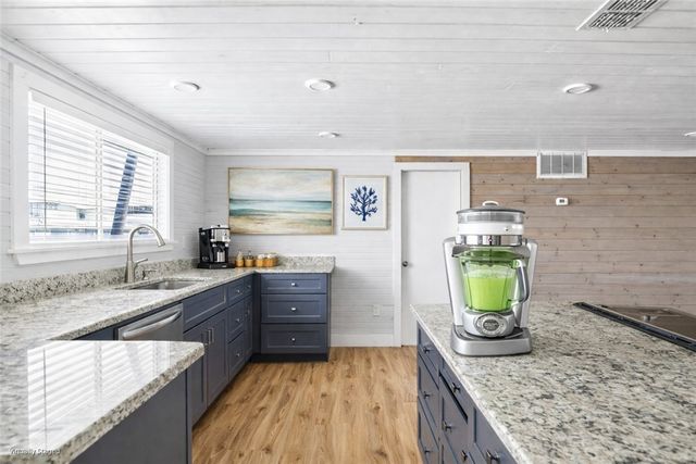 327 S Station St, Port Aransas, TX 78373