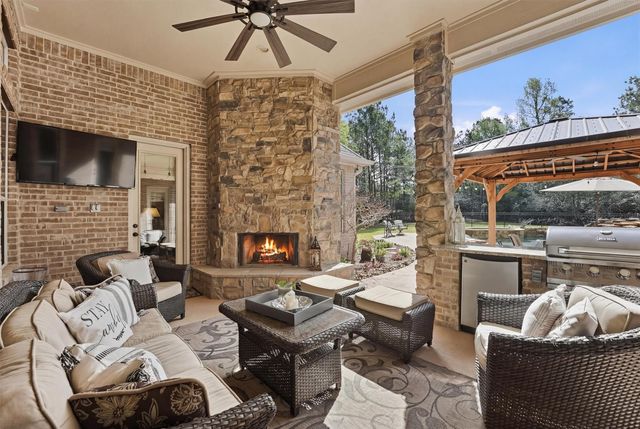 26235 Crown Ranch Boulevard, Montgomery, TX 77316