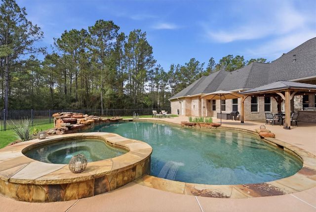 26235 Crown Ranch Boulevard, Montgomery, TX 77316