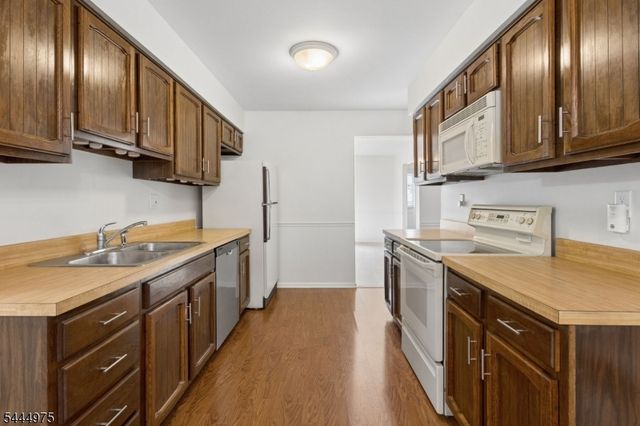 12 Shadow Oak Ct, Mount Laurel Twp., NJ 08054
