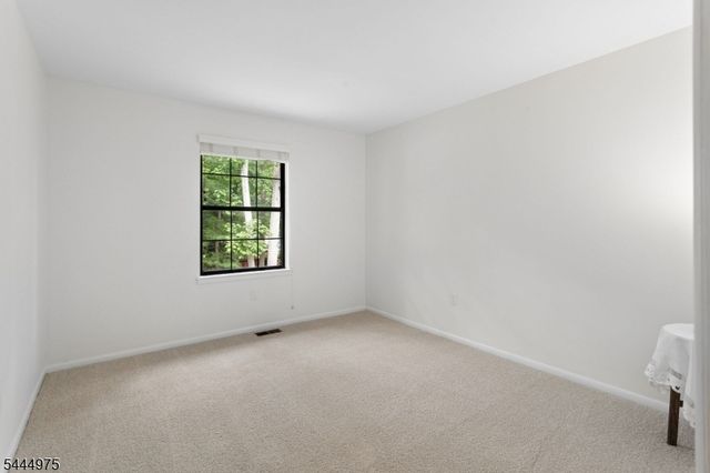 12 Shadow Oak Ct, Mount Laurel Twp., NJ 08054