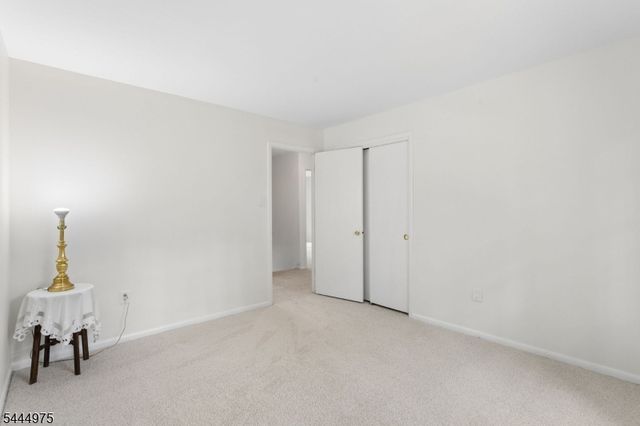 12 Shadow Oak Ct, Mount Laurel Twp., NJ 08054
