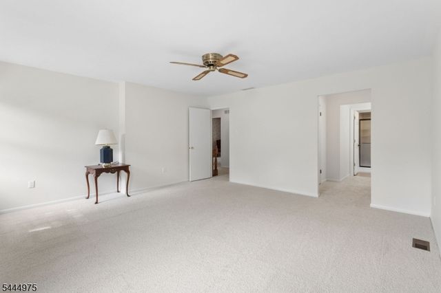 12 Shadow Oak Ct, Mount Laurel Twp., NJ 08054