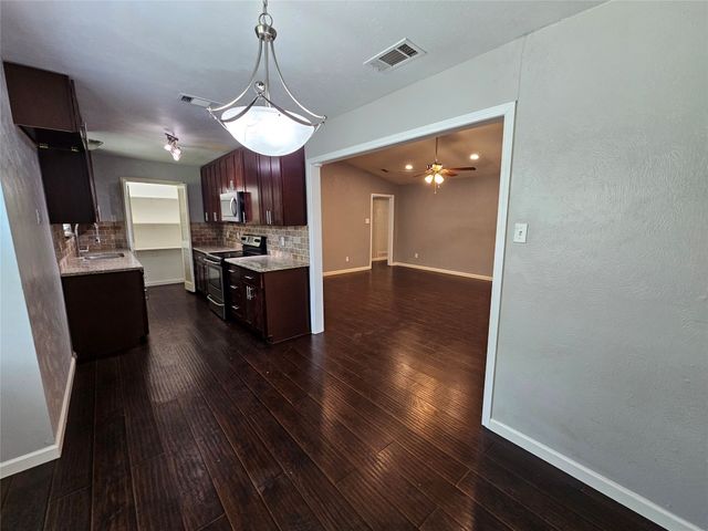 216 Wesley Drive, Desoto, TX 75115