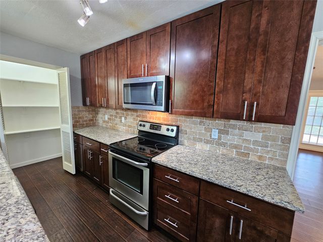 216 Wesley Drive, Desoto, TX 75115