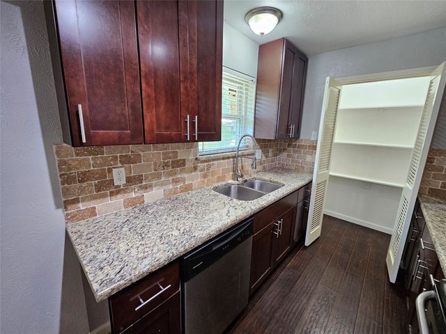 216 Wesley Drive, Desoto, TX 75115