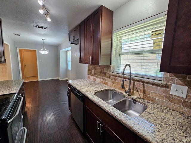 216 Wesley Drive, Desoto, TX 75115