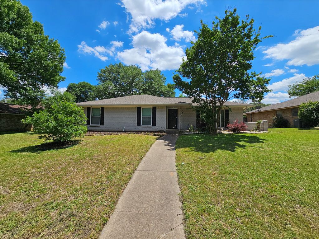 216 Wesley Drive, Desoto, TX 75115