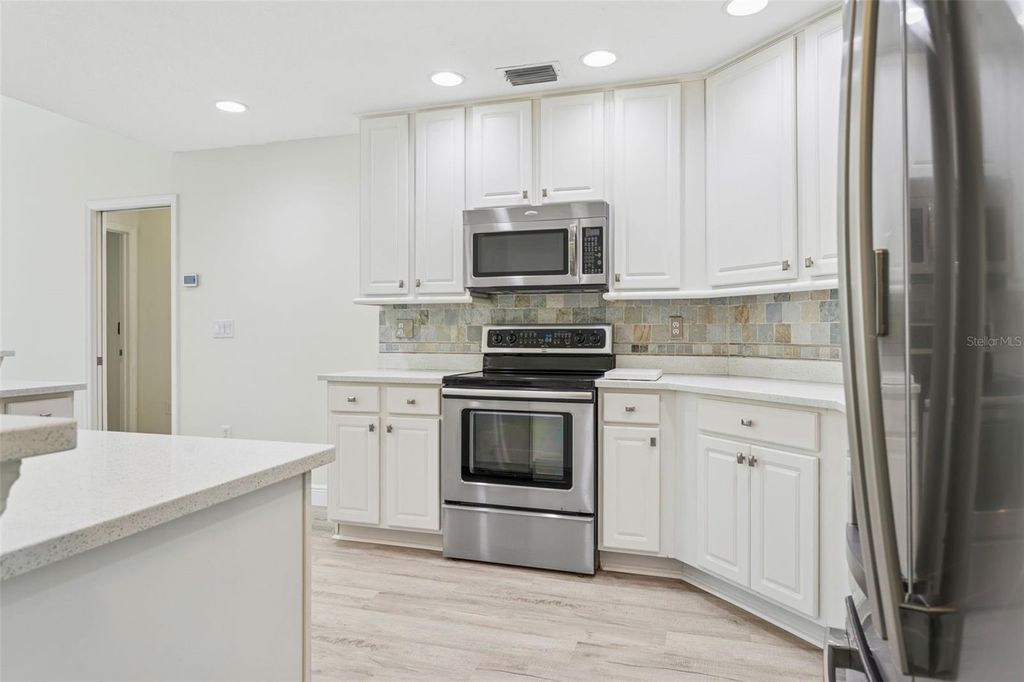 Image 17 of property listing at 18902 SAINT LAURENT DRIVE, Lutz, FL 33558