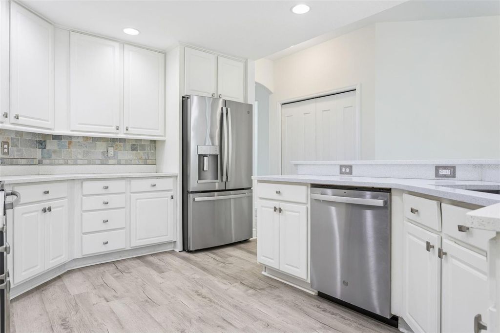 Image 18 of property listing at 18902 SAINT LAURENT DRIVE, Lutz, FL 33558