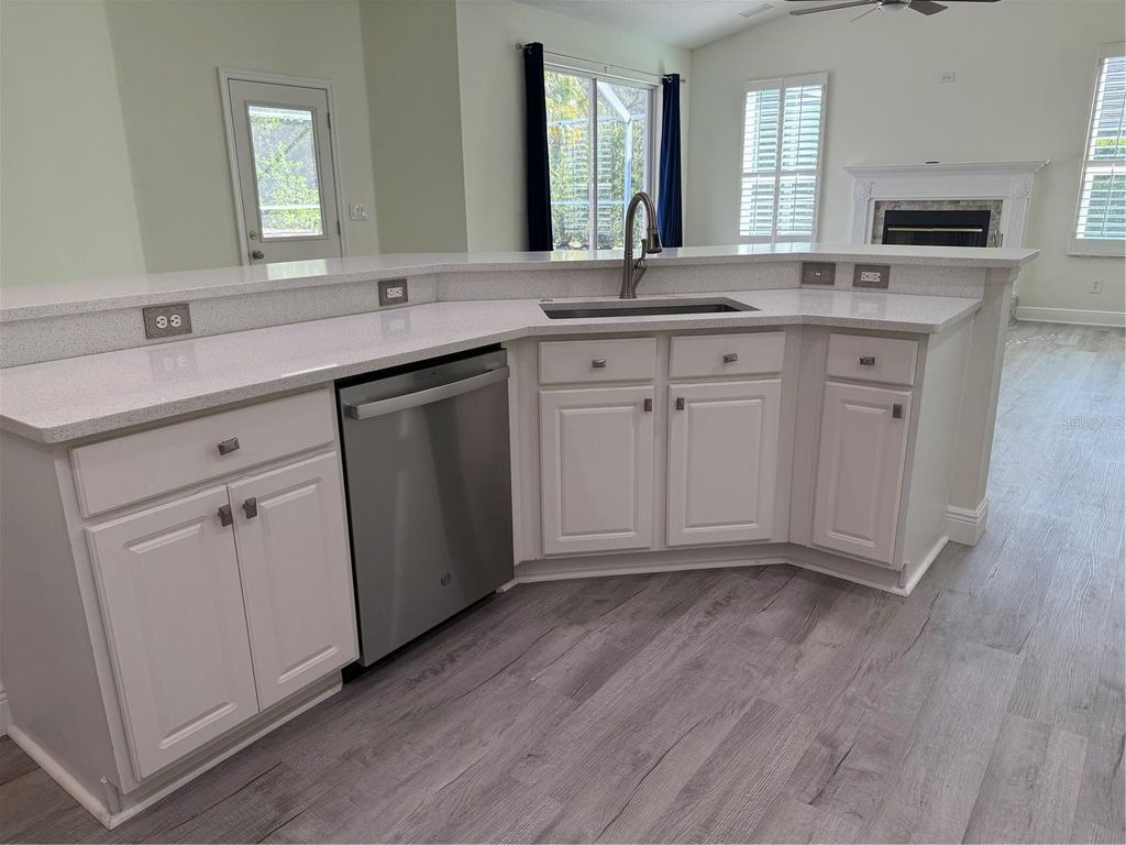 Image 19 of property listing at 18902 SAINT LAURENT DRIVE, Lutz, FL 33558