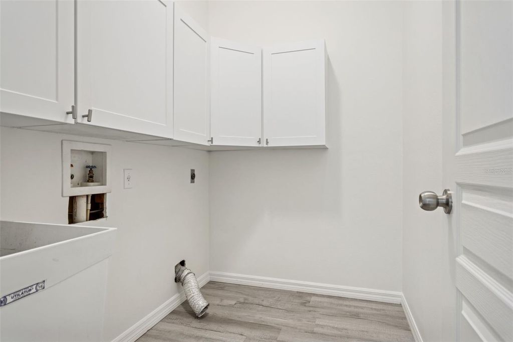 Image 34 of property listing at 18902 SAINT LAURENT DRIVE, Lutz, FL 33558