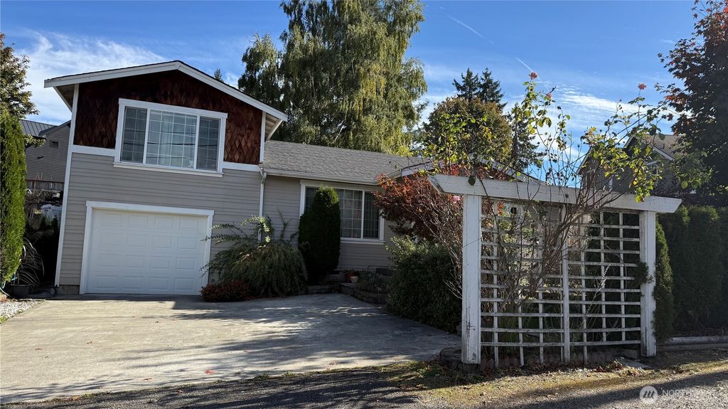 2415 Grandview Drive W, University Place, WA 98466