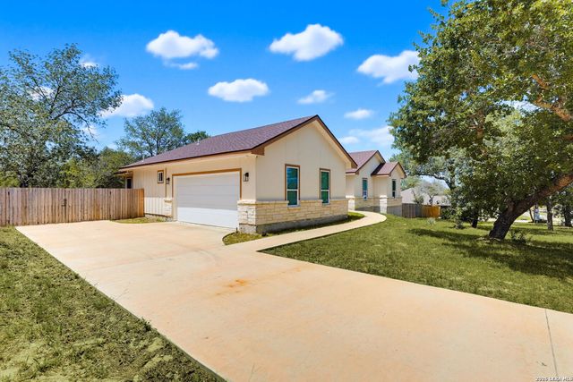 160 Log Cabin Way, Poteet, TX 78065