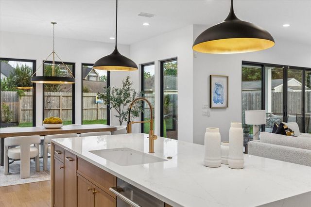 1527 Thornton Road, Houston, TX 77018