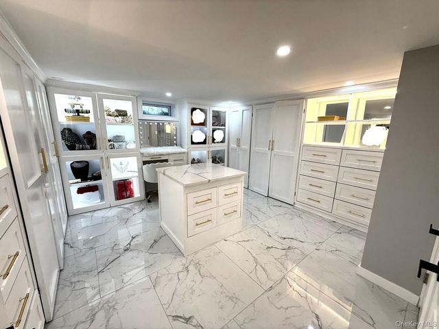 28 Northern Parkway E, Plainview, NY 11803