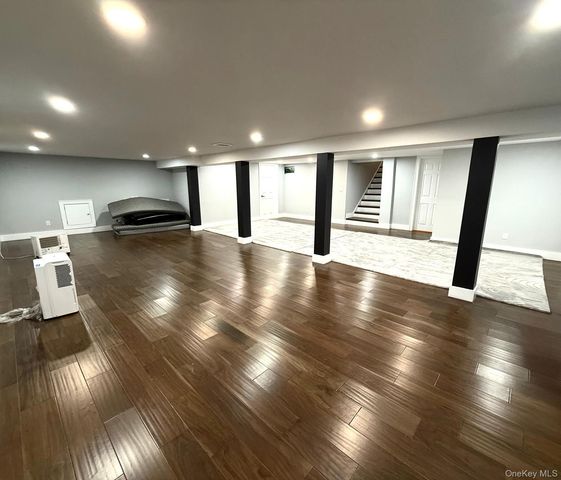 28 Northern Parkway E, Plainview, NY 11803