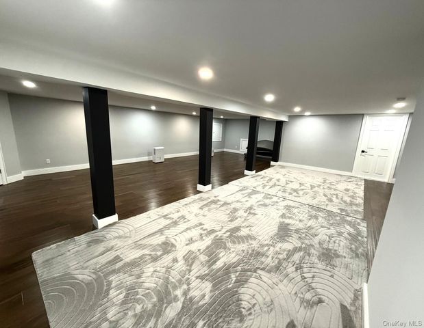 28 Northern Parkway E, Plainview, NY 11803